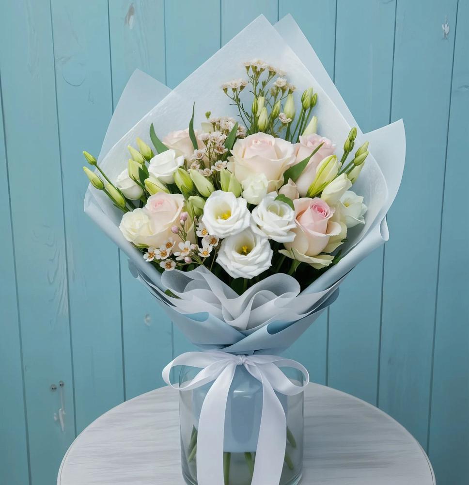 Букет цветов из: Розы и Лизиантусы в Каменке Архангельской области