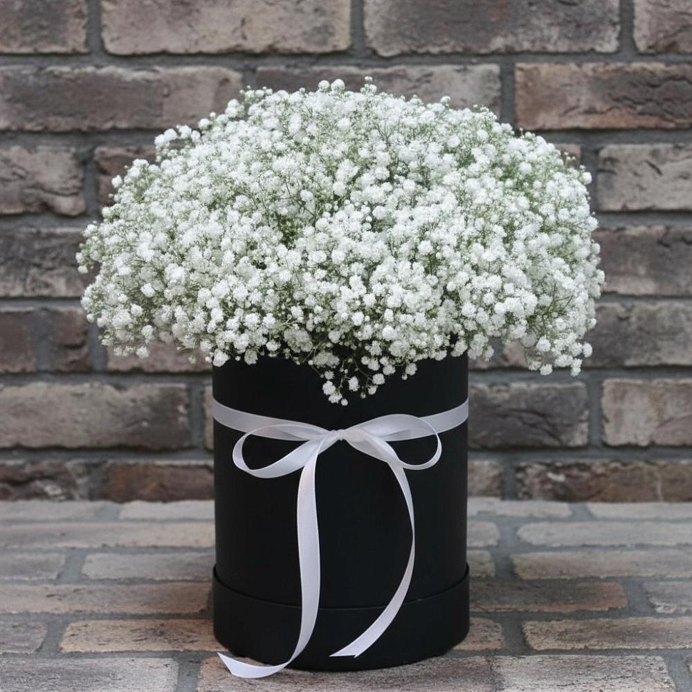 Цветочная композиция из Гипсофила в шляпной коробке в Каменке Архангельской области