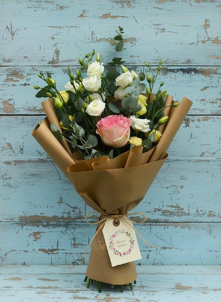 Букет цветов из: Розы и Лизиантусы в Каменке Архангельской области