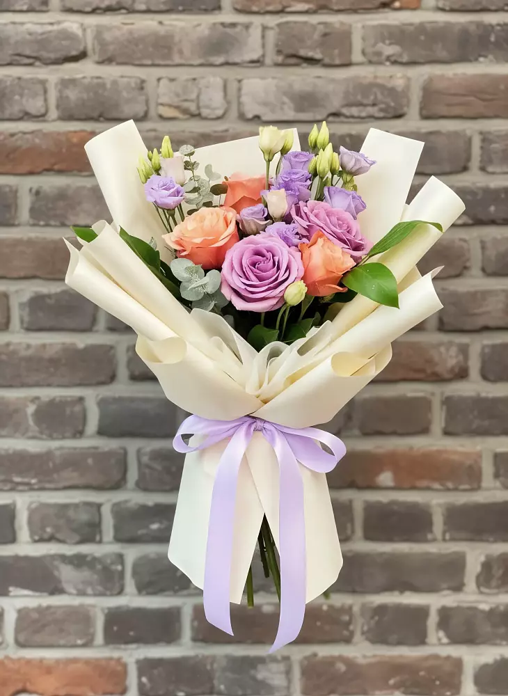 Букет цветов из: Лизиантусы и Розы в Каменке Архангельской области