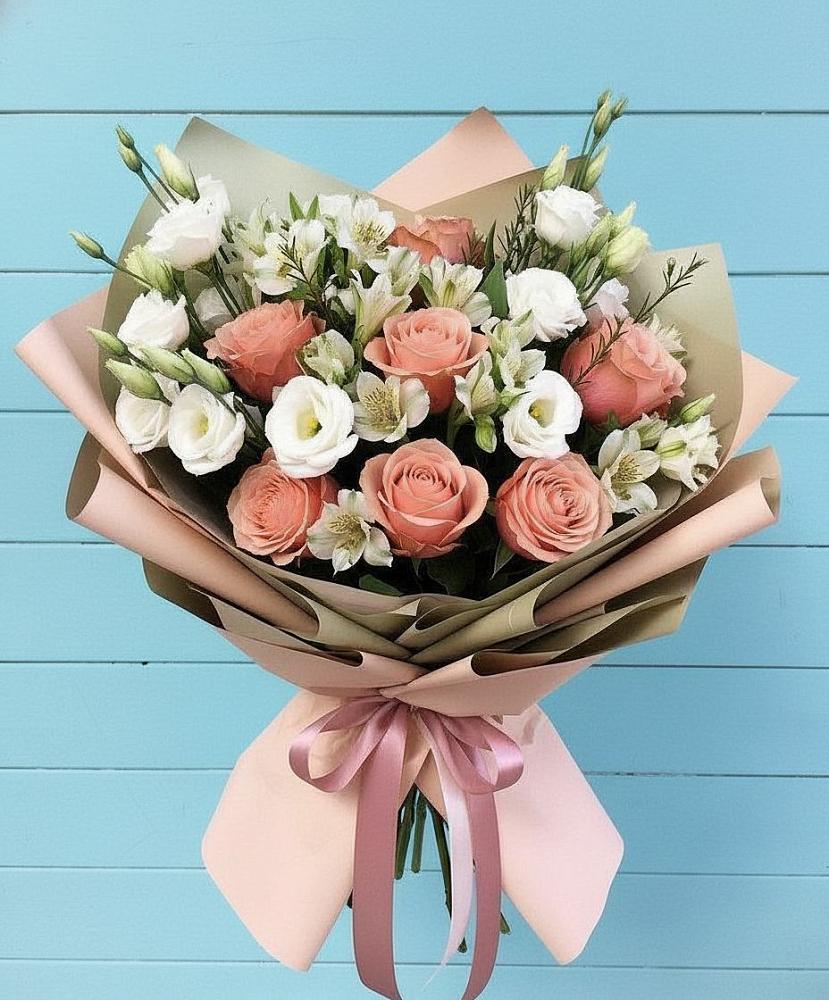 Букет цветов из: Розы, Альстромерии и Лизиантусы в Каменке Архангельской области