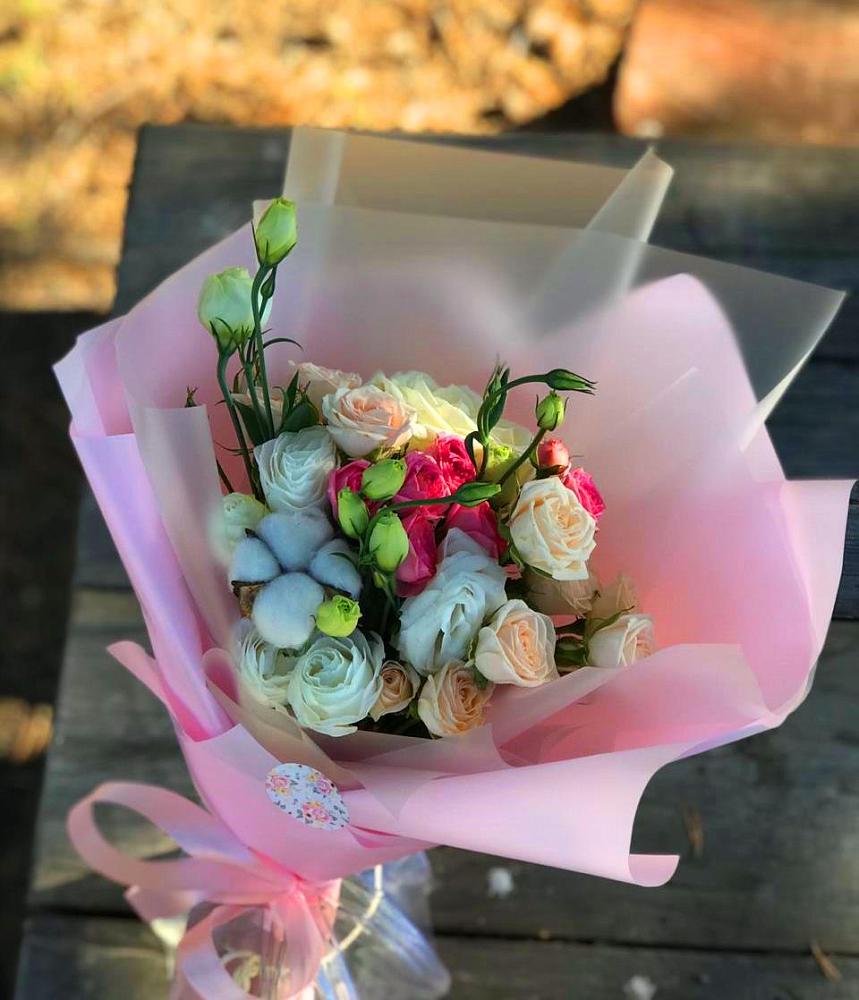 Букет цветов из: Розы и Лизиантусы в Каменке Архангельской области