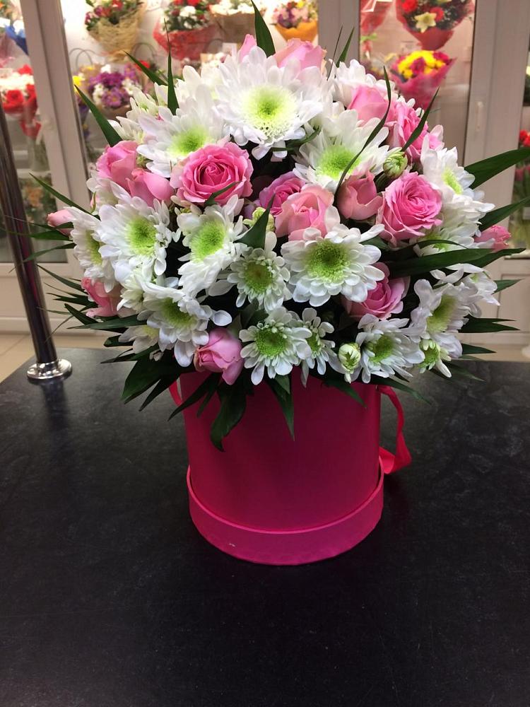 Цветочная композиция из Розы и Хризантемы в шляпной коробке в Каменке Архангельской области