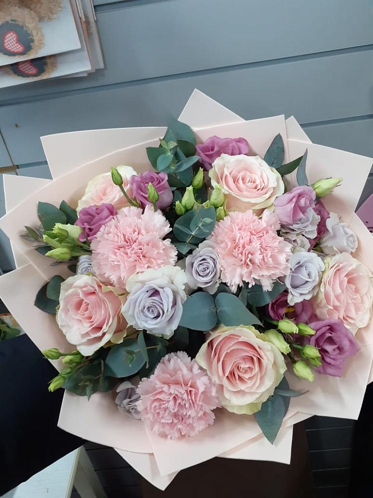 Букет цветов из: Розы, Гвоздики и Лизиантусы в Каменке Архангельской области