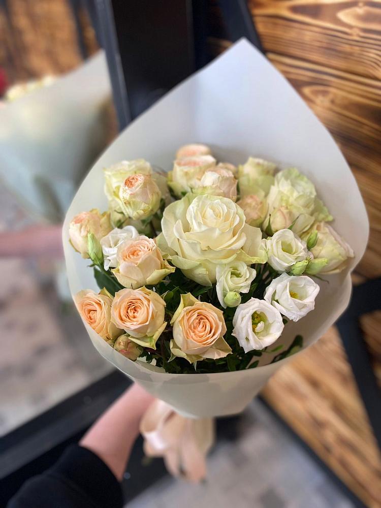 Букет цветов из: Розы и Лизиантусы в Каменке Архангельской области