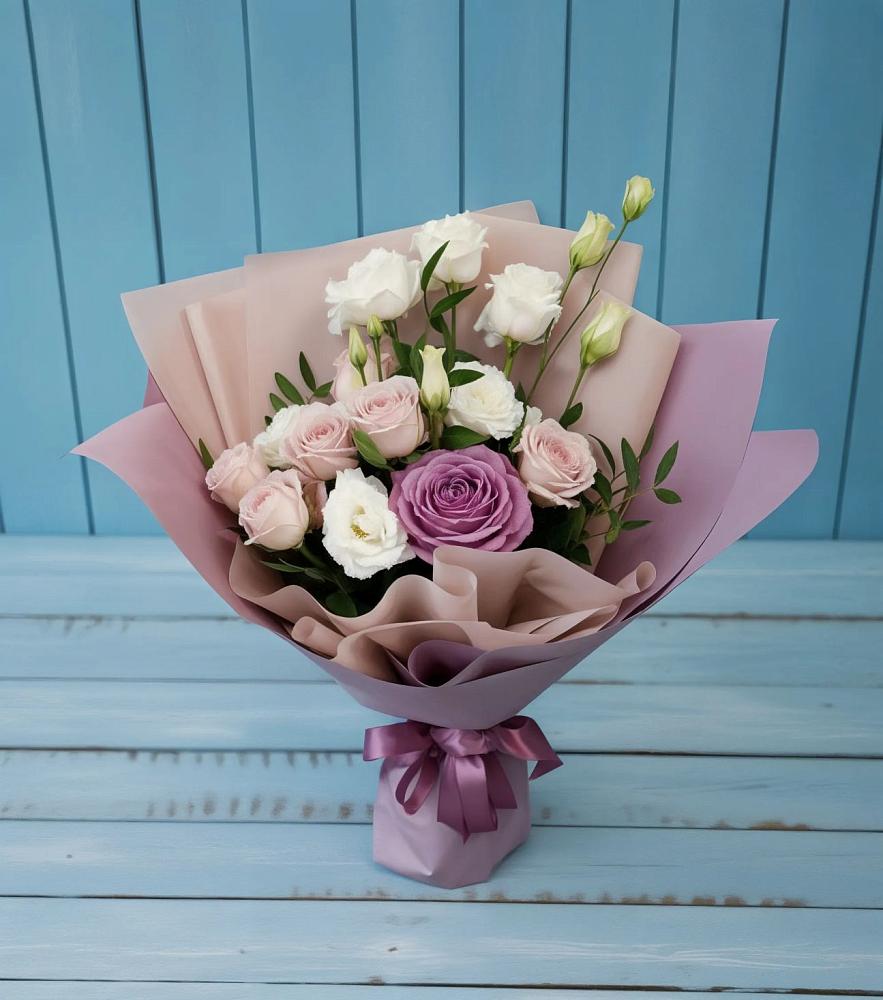 Букет цветов из: Розы и Лизиантусы в Каменке Архангельской области